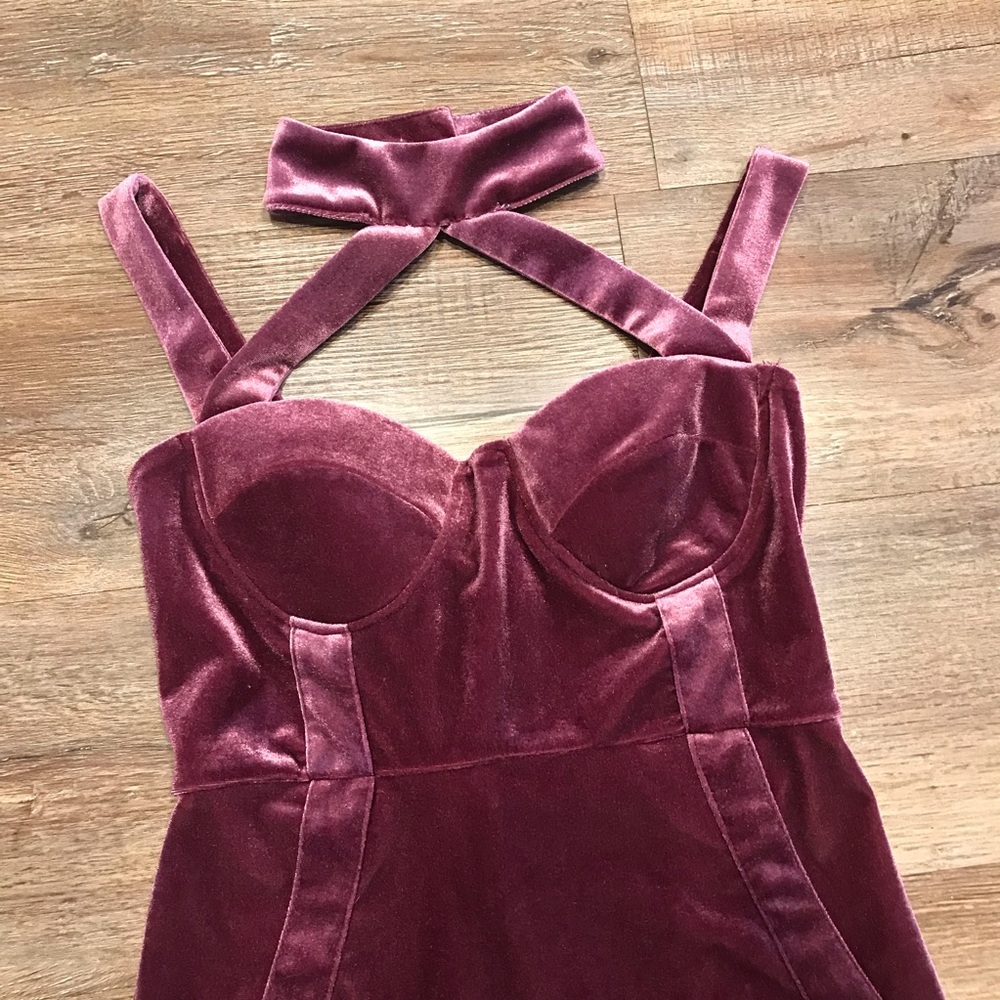 Hot Miami Styles Mauve Velvet Bodycon Midi Dress with Choker - Picture 2 of 4